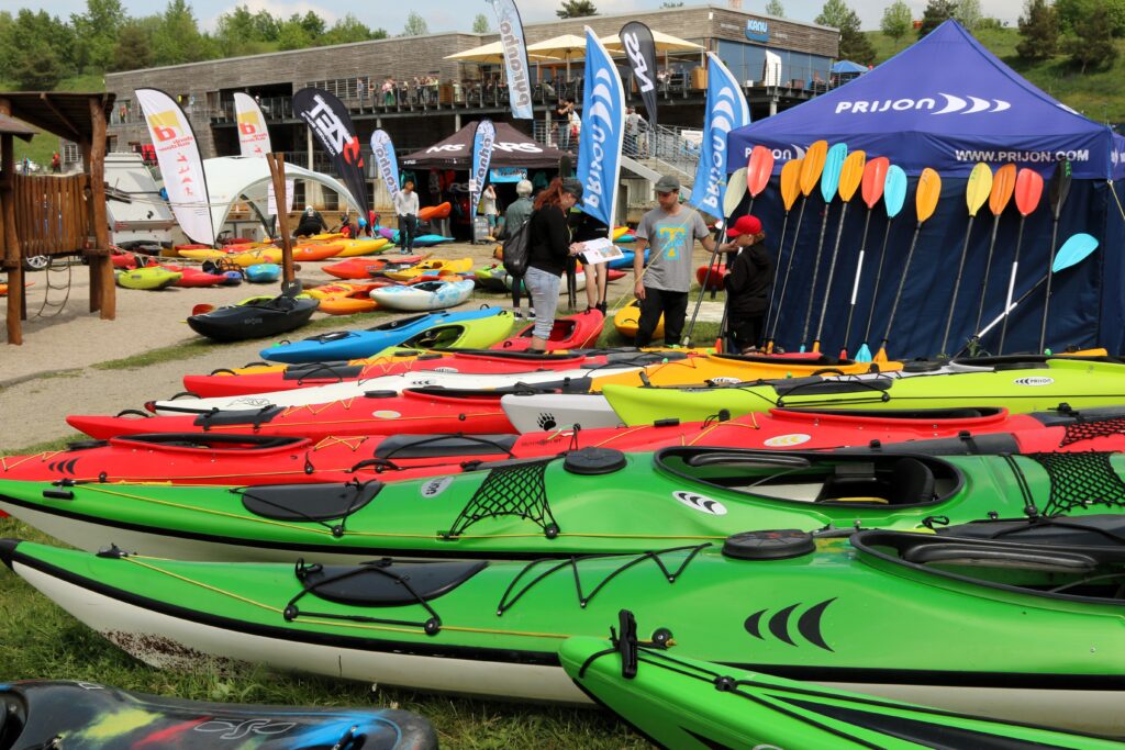 Kanus, Paddel, Reisen, SUPs, Bekleidung – über 20 Aussteller präsentierten sich im vergangenen Jahr beim XXL-Paddelfestival im Kanupark Markkleeberg | Quelle: Falk Bruder

 

Quelle  Falk Bruder 